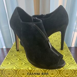 Gianni Bini Cadince Women's Suede Peep Toe Heel Shoes Black Size 7.5M